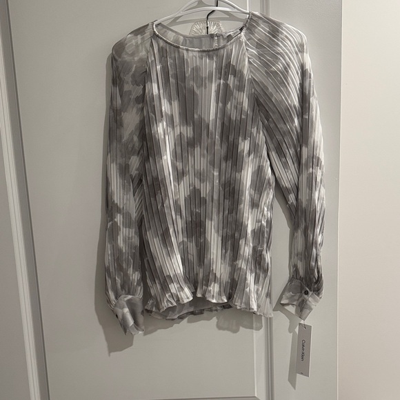 Calvin Klein Pleated Blouse Gray White Abstract Print Long Sleeve Size S NWT - Picture 2 of 5